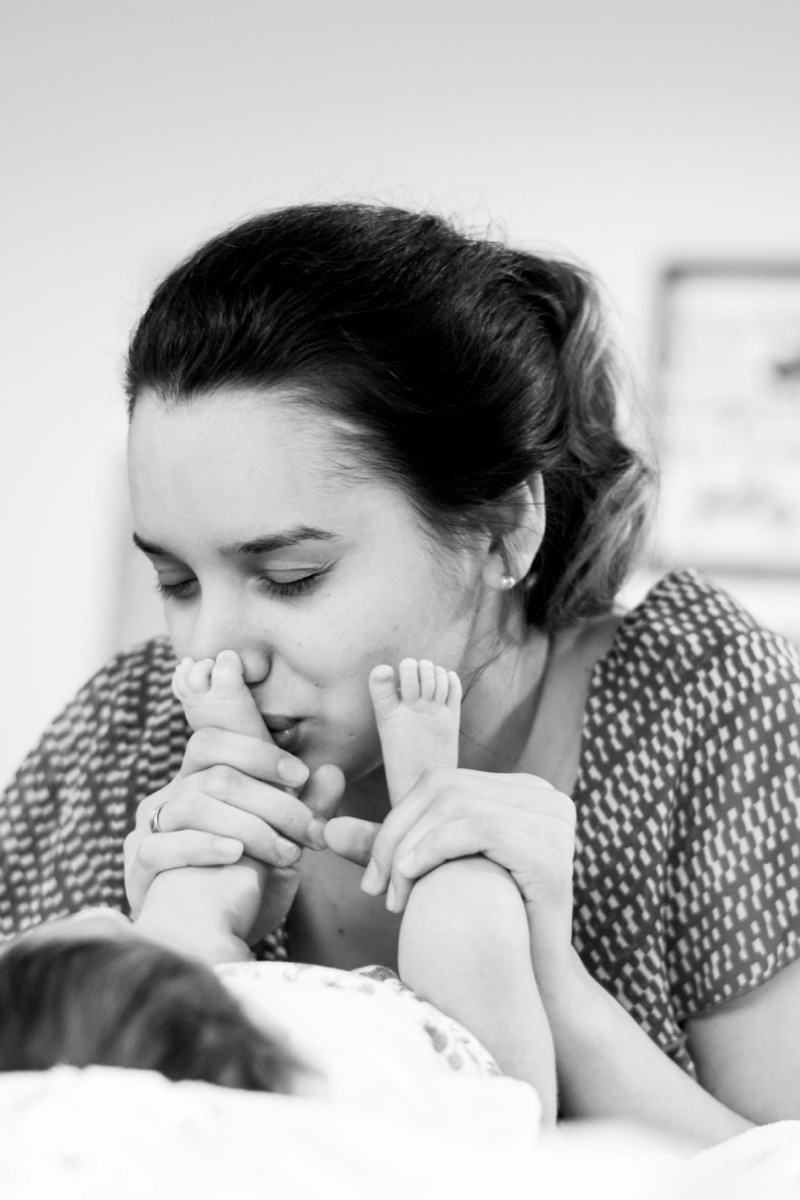 Allenamento dopo il parto - Mamma che gioca affettuosamente con il suo bambino