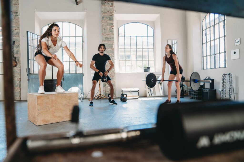 ragazzi che fanno un interval training