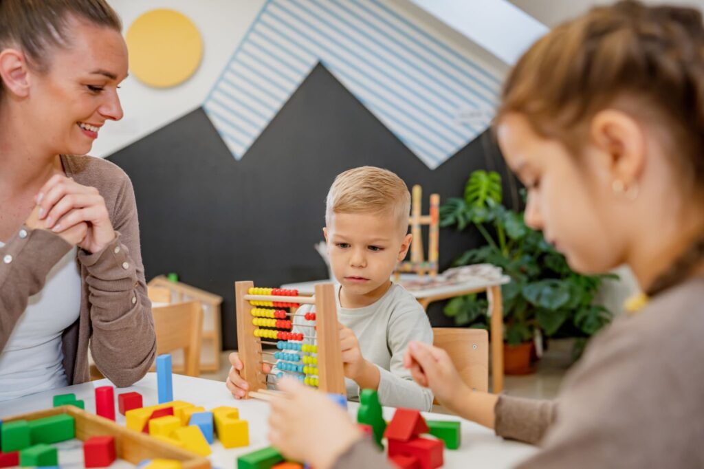 Bambino in età prescolare che fa giochi psicomotori