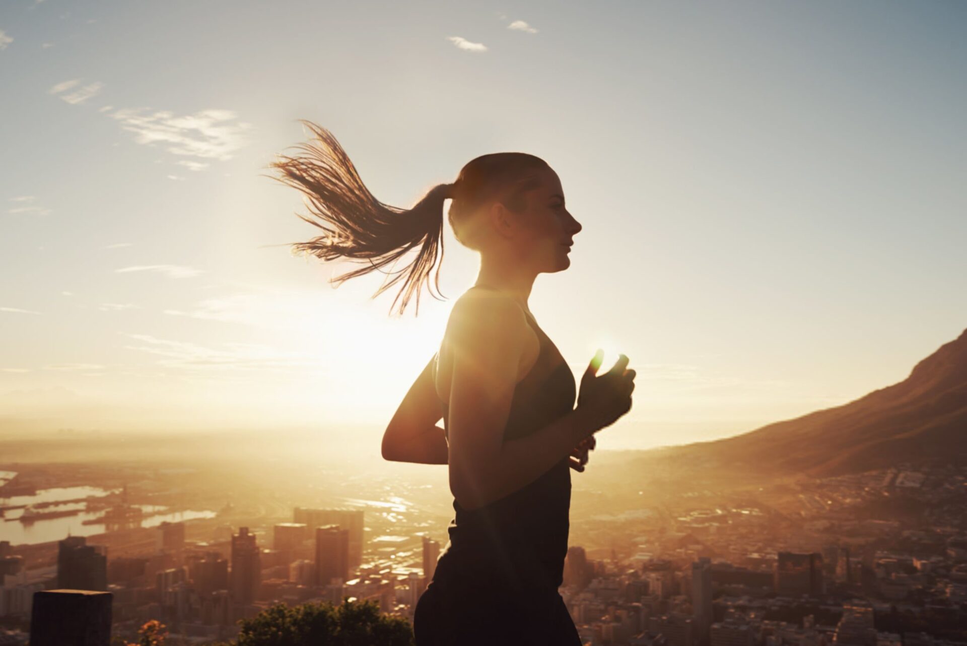 ragazza corre per aumentare resistenza