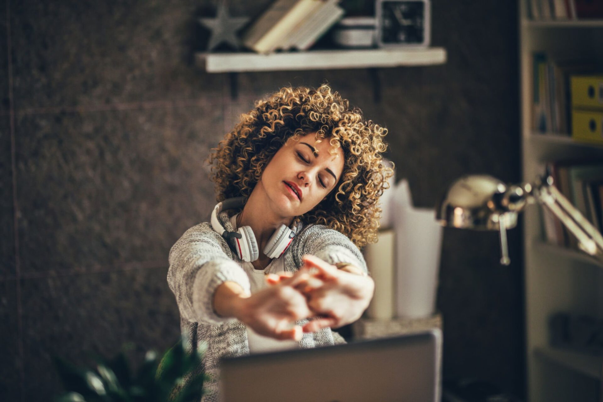 donna fa stretching per rilassare mente e corpo