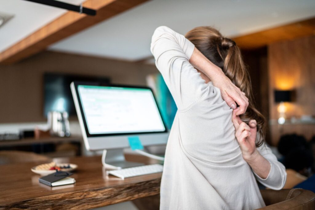 donna con postura ergonomica per prevenzione diastasi 