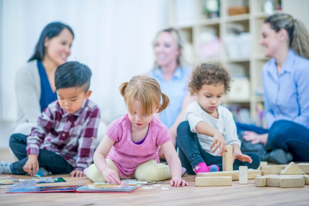 bambini fanno giochi psicomotori a casa per supporto alla difficoltà di apprendimento