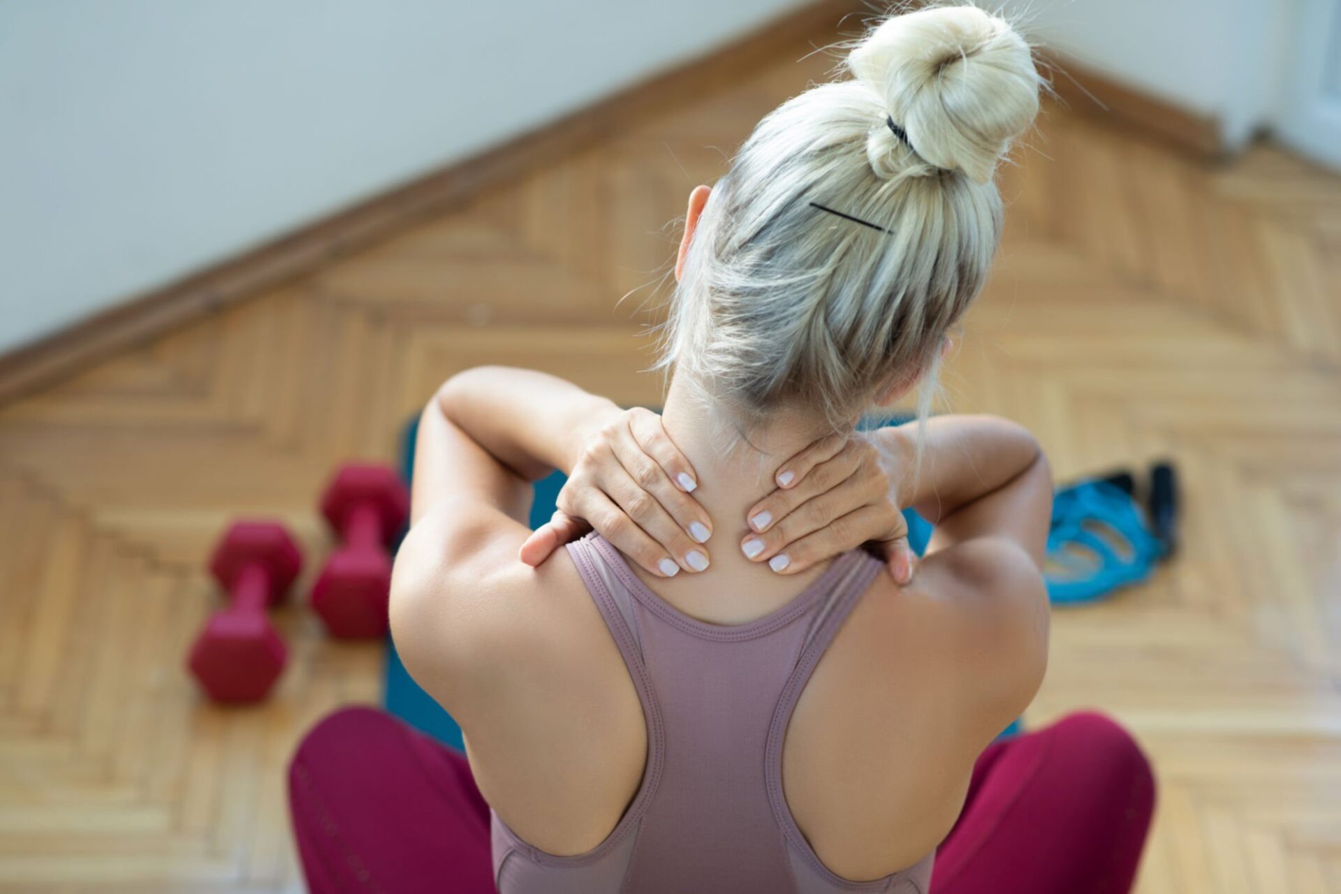 donna si tocca collo per dolore schiena